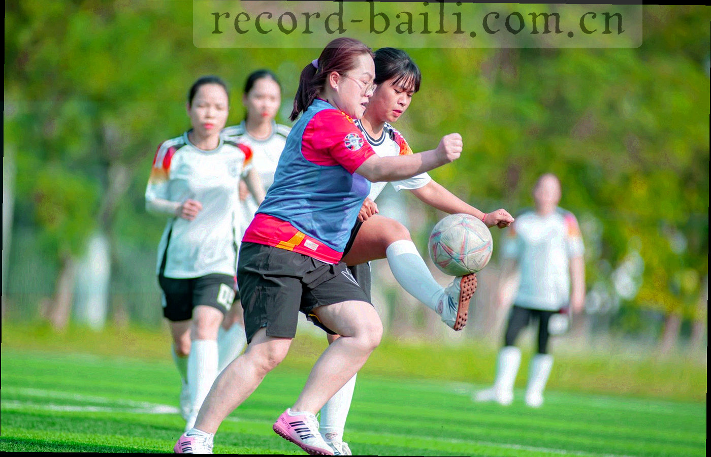 宽屏数据仪表盘抽象画面，深海墨蓝底色上有香槟金折线与珊瑚橘状态点，不含真实数据